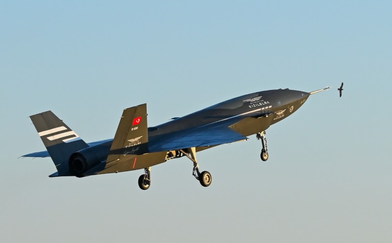 A composite image showcasing the Turkish KAAN 5th-generation fighter jet, the Bayraktar KIZILELMA unmanned combat aircraft, and a Siper air defense missile launch.