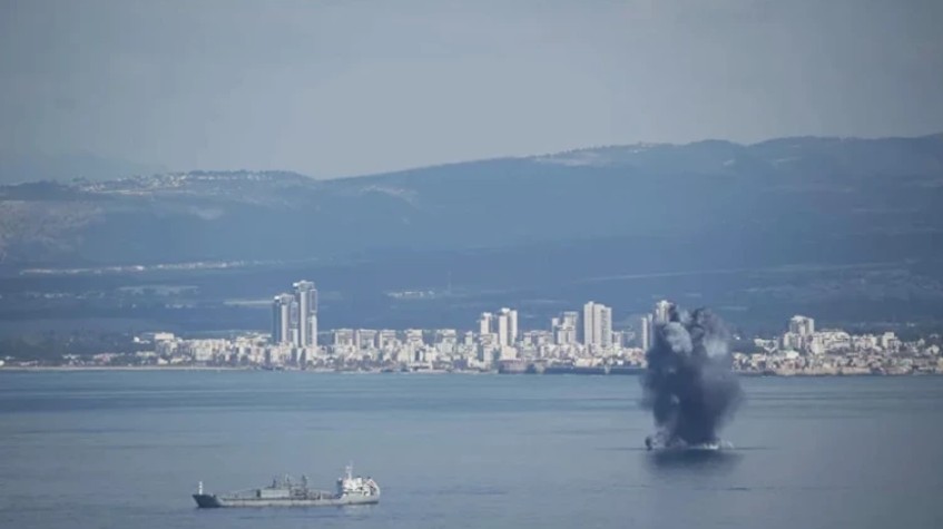 A sleek US Navy Unmanned Underwater Vehicle (UUV) deploying side-scan sonar to detect sea mines on the ocean floor of the Strait of Hormuz.
