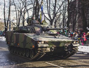 CV90، المواصفات والنسخ والمشغلون والسجل القتالي