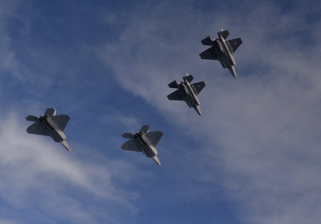 F-35 أم F-22: أي المقاتلتين الشبحيتين أفضل؟