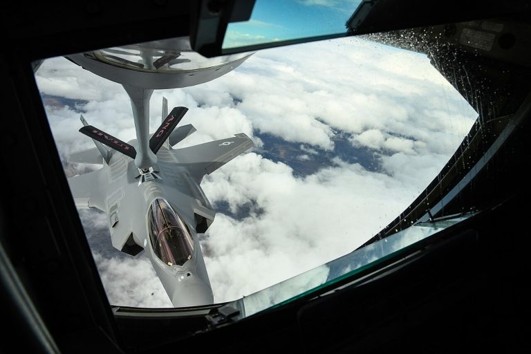 كم ساعة تبقى F-35 في الجو؟ المدى وزمن التحليق