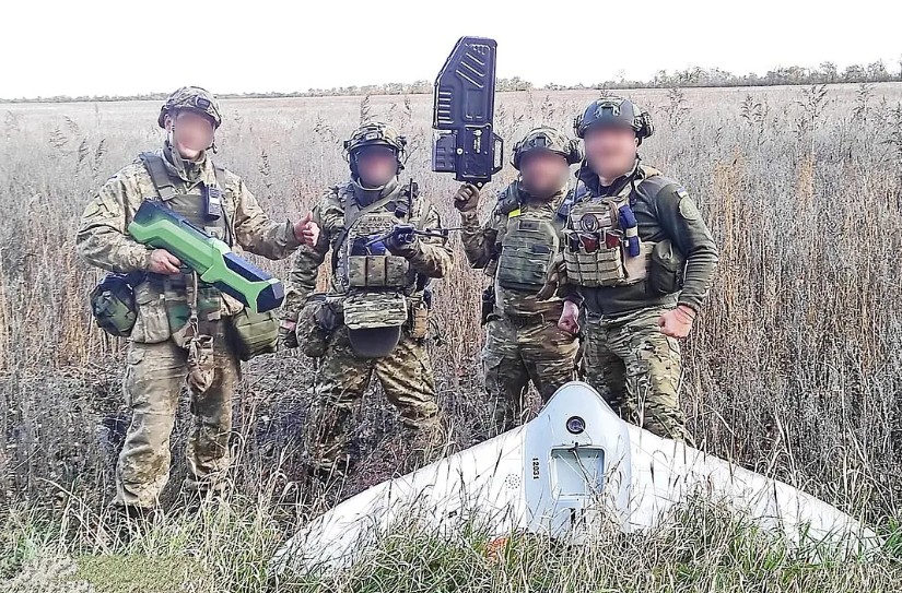 A tactical visualization of the electromagnetic spectrum, showing invisible radar waves, jamming signals, and encrypted communication lines crisscrossing a modern battlefield.