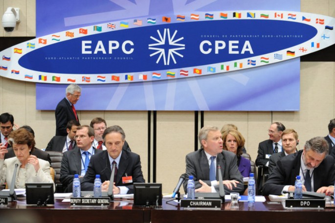 A strategic diplomatic map illustrating the vast network of the Euro-Atlantic Partnership Council, differentiating between core NATO member states in blue and EAPC partner nations stretching into Central Asia.
