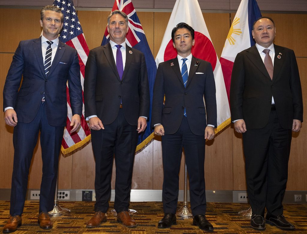 Hegseth ve Koizumi Görüştü: ABD-Japonya ‘Caydırıcı Engelleme Savunması’ ve Mühimmat Üretimi Gündemde