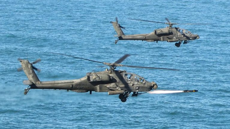 Hot Conflict in the Strait of Hormuz: US Apache Helicopters Strike 6 Iranian Boats