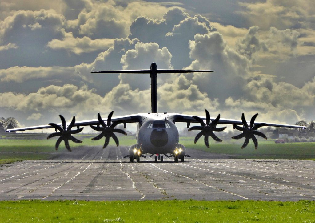 طائرة Airbus A400M Atlas، المواصفات والنسخ والتكلفة والمشغّلون