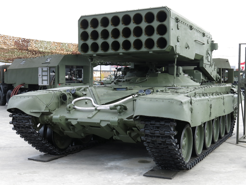 منظومة TOS-1A الثقيلة قاذفة اللهب، المواصفات والمدى والمشغلون