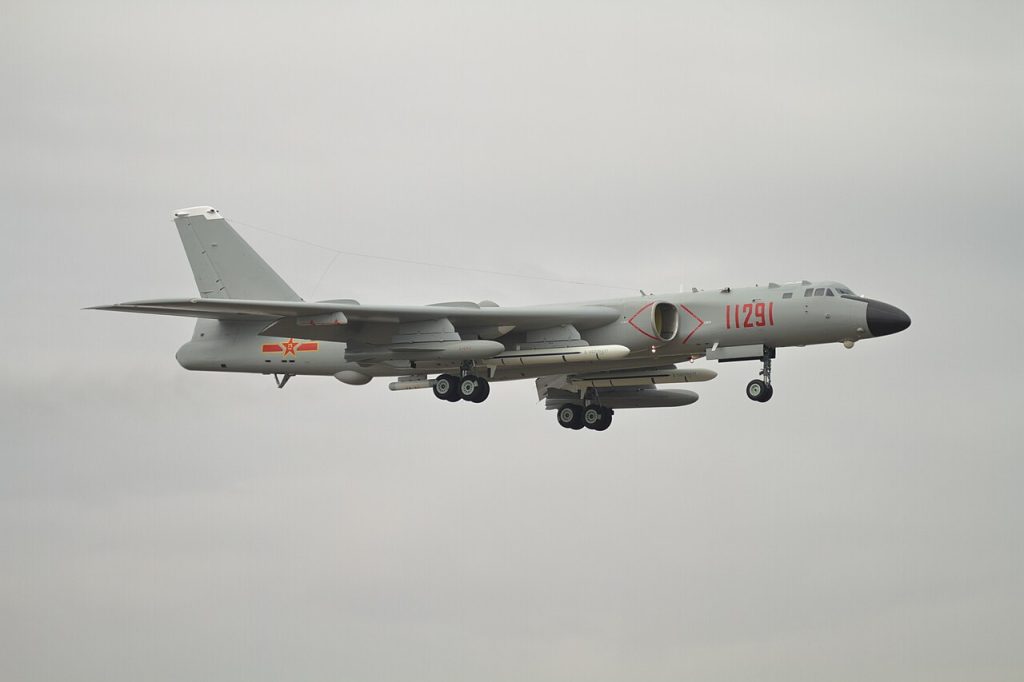 قاذفة H-6K، المواصفات والمدى والأسلحة والنسخ
